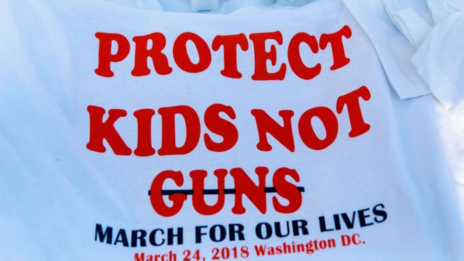 "Protejan a los niños, no las armas", el mensaje en una camiseta momentos antes del inicio de la Marcha por Nuestras Vidas en Washington. (Crédito: ALEX EDELMAN/AFP/Getty Images)