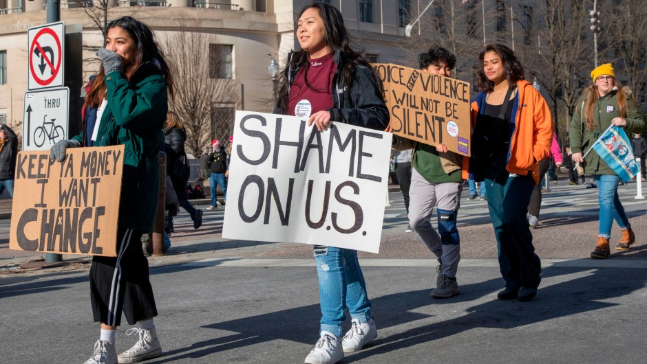 "Vergüenza de nosotros/Estados Unidos". Cartel con juego de palabras visto entre las primeras manifestantes en la Marcha por Nuestras Vidas, en Washington. (Crédito: ALEX EDELMAN/AFP/Getty Images)