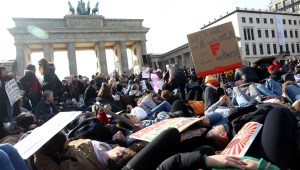 Performance en la puerta de Brandeburgo, Alemania, en apoyo a la Marcha por Nuestras Vidas. (Crédito: Adam Berry/Getty Images)