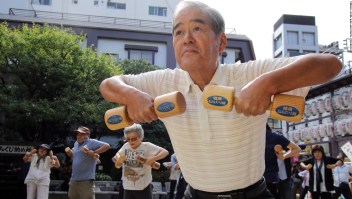 Japonés adulto haciendo ejercicio