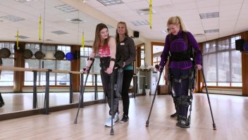 Ella ayuda a otros con parálisis a caminar de nuevo