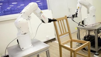 Robot casi logra armar una silla de Ikea en 20 minutos