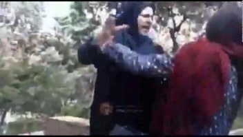 Policía moral iraní ataca a mujer