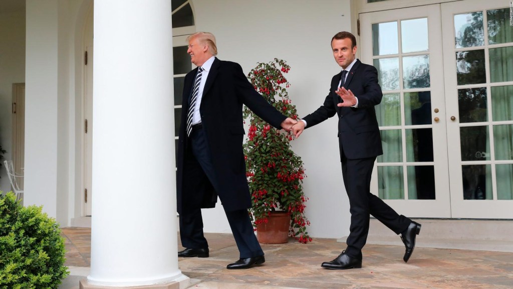 La peculiar broma de Trump con Macron: sacudirle la caspa