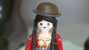 Una muñeca de la "cholita" paceña hecha de Playmobil