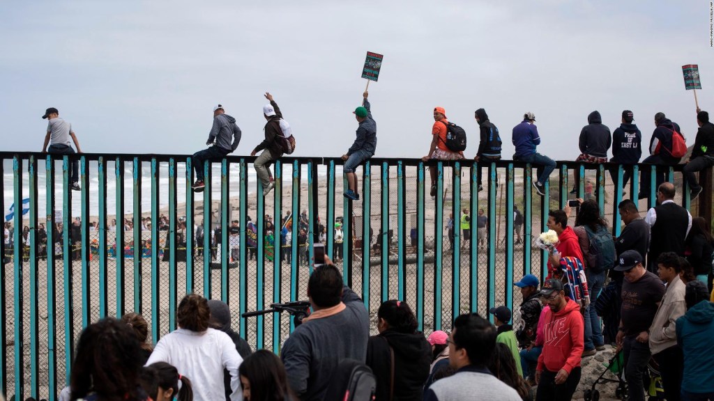 La caravana de migrantes llega a la frontera con EE.UU.