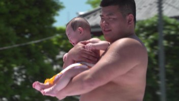 En esta competición de sumo el objetivo es hacer llorar a los bebés