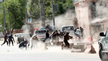 Fuerzas de seguridad corren del lugar en el que se produjo una explosión en Kabul, Afganistán (Crédito: AP Photo/Massoud Hossaini)