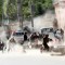 Fuerzas de seguridad corren del lugar en el que se produjo una explosión en Kabul, Afganistán (Crédito: AP Photo/Massoud Hossaini)