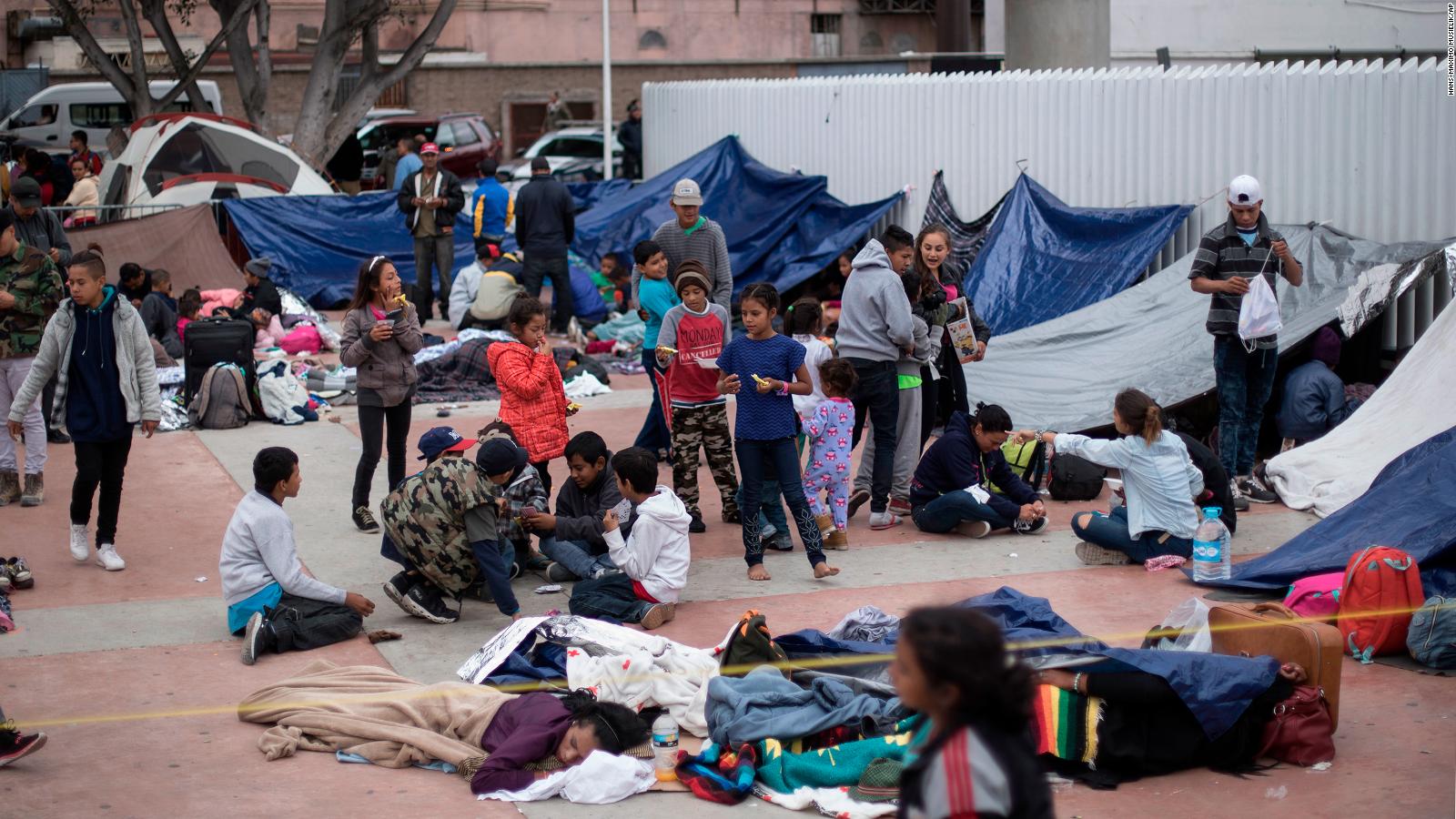Migrantes que llegaron a la frontera piden asilo en Estados Unidos