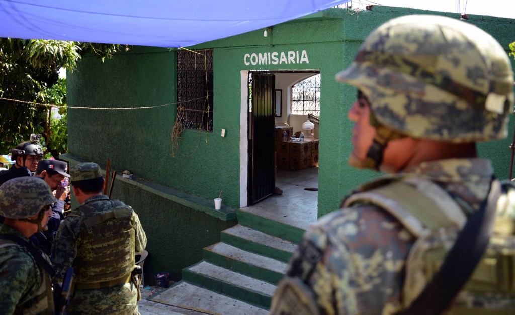 Soldados frente a una comisaría después de un crimen en Acapulco, Guerrero, el 30 de marzo de 2018. (Crédito: FRANCISCO ROBLES/AFP/Getty Images)