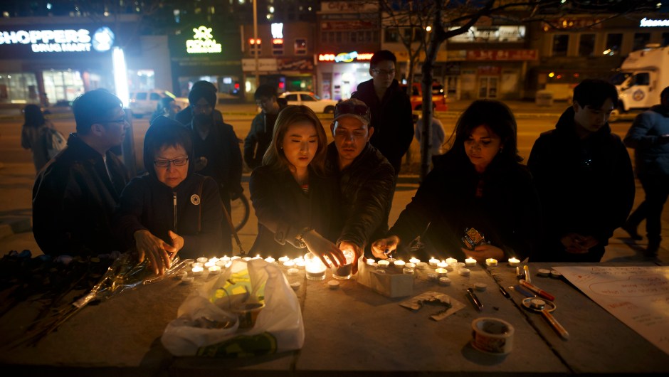 Personas dejan velas y mensajes en el lugar en el que tuvo lugar un atropello masivo que dejó varios muertos en Toronto (Canadá) durante la noche del 23 de abril de 2018. (Crédito: Cole Burston/Getty Images)