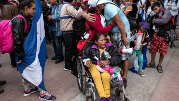 Inmigrantes centroamericanos llegan a la frontera entre México y Estados Unidos después de un largo 'Via Crucis'. (Crédito: GUILLERMO ARIAS/AFP/Getty Images)