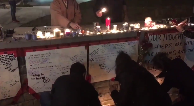 Durante la noche tras el atropello en Toronto, decenas de personas dejaron mensajes como homenaje. (Crédito: Sergio Mourato, Omni Tv)