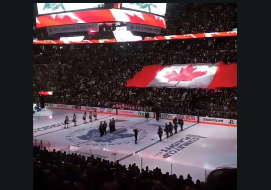 Un partido de hockey sobre hielo llevó a cabo un minuto de silencio en recuerdo de las víctimas del mortal atropello en Toronto (Canadá). (Crédito: Paul Zarnett/Twitter).