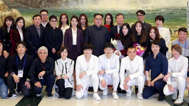 Ri y Kim posan en una foto el 1 de abril de 2018 junto a Do Jong-whan, ministro de Cultura, Deportes y Turismo de Corea del Sur (tercera fila, tercero desde la derecha) y músicos surcoreanos después de un concierto en el Gran Teatro de Pyongyang.