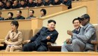 Ri y Kim se sentaron junto a la exestrella de la NBA Dennis Rodman mientras ven un partido de exhibición entre jugadores de baloncesto de Estados Unidos y Corea del Norte en Pyongyang el 8 de enero de 2014. Rodman después reveló el nombre de la hija de la pareja, Ju Ae.