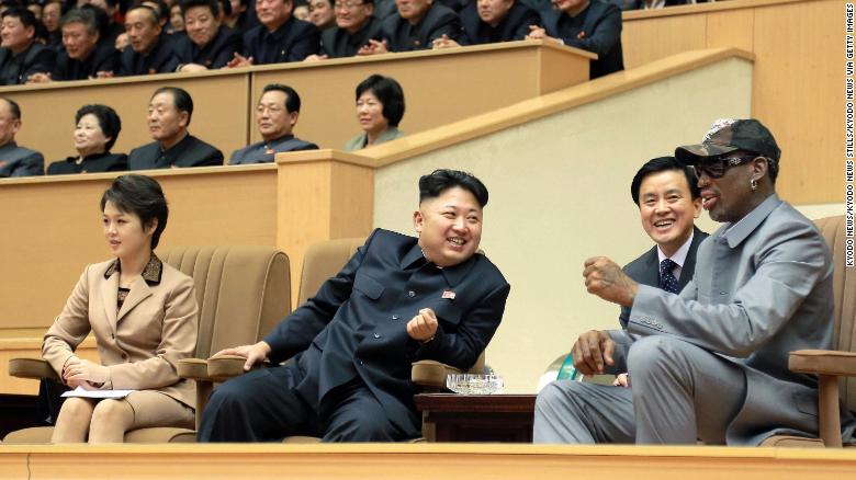 Ri y Kim se sentaron junto a la exestrella de la NBA Dennis Rodman mientras ven un partido de exhibición entre jugadores de baloncesto de Estados Unidos y Corea del Norte en Pyongyang el 8 de enero de 2014. Rodman después reveló el nombre de la hija de la pareja, Ju Ae.