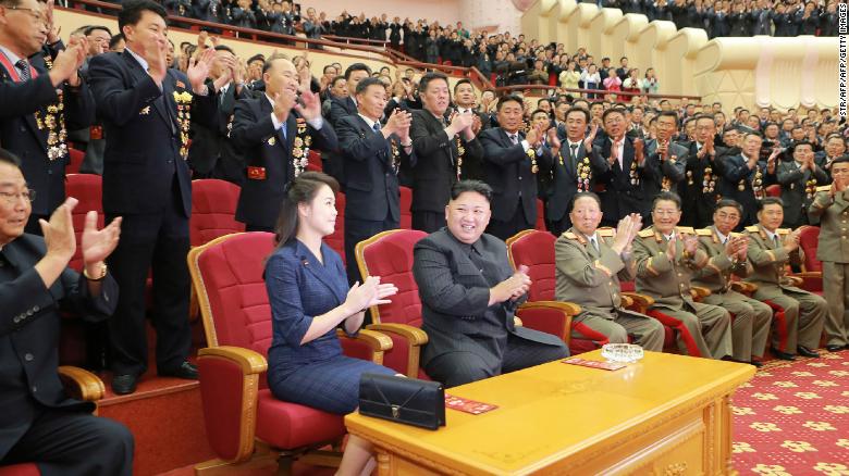 Esta imagen de los medios estatales norcoreanos muestra a Kim y Ri asistiendo a una actuación artística en septiembre de 2017 dedicada a científicos nucleares y técnicos que habían trabajado en una bomba de hidrógeno que, según el gobierno, había sido probada con éxito. La actuación fue en el Teatro de la Gente en Pyongyang.