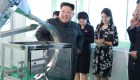 Fotografía distribuida por los medios estatales norcoreanos en octubre de 2017 en la que muestran a Ri y Kim visitando una fábrica de cosméticos.