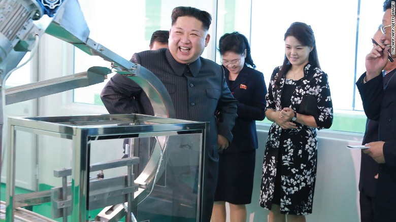 Fotografía distribuida por los medios estatales norcoreanos en octubre de 2017 en la que muestran a Ri y Kim visitando una fábrica de cosméticos.