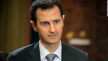 En una imagen publicada el 20 de enero de 2014, el presidente sirio Bashar al-Assad da una entrevista a la AFP en el palacio presidencial en Damasco.