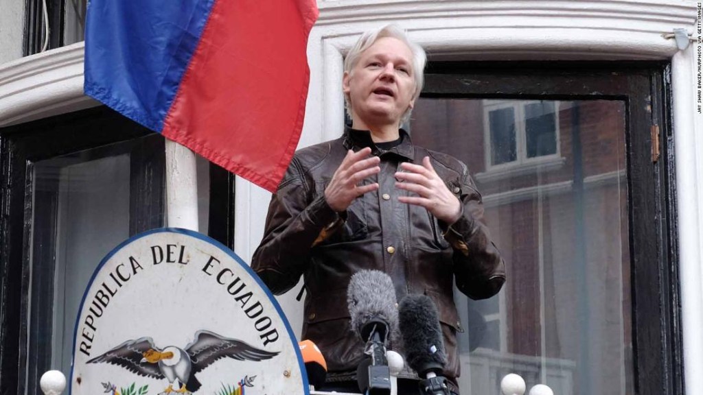Julian Assange habla a los medios desde el balcón de la embajada de Ecuador en Londres (Reino Unido) en 2017. (Crédito: Jay Shaw Baker/NurPhoto via Getty Images)
