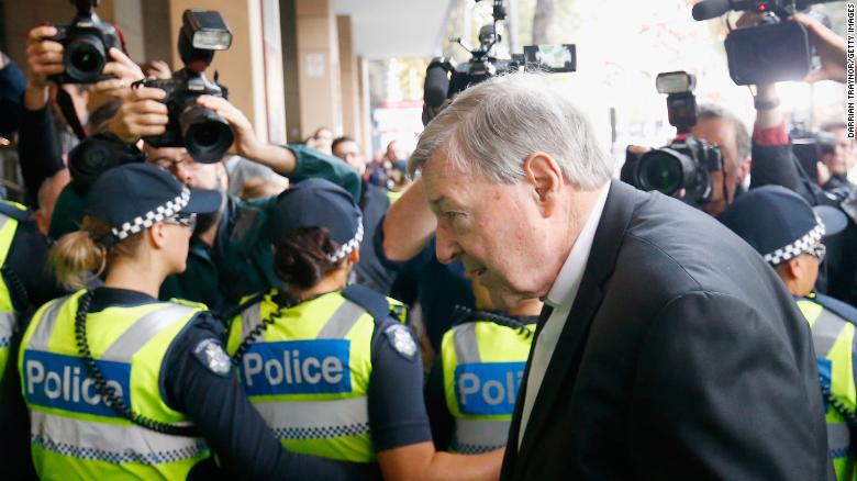 El cardenal George Pell camina a través de cordón de policías en el Tribunal de Magistrados de Melbourne el 1 de mayo de 2018. El sacerdote se enfrenta a cargos por abuso sexual histórico. (Crédito: Darrian Traynor/Getty Images)