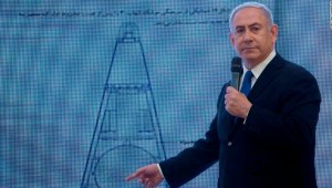 El primer ministro de Israel, Benjamin Netanyahu, muestra material que probaría el programa nuclear de Irán