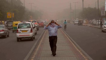Un hombre envuelve una bufanda alrededor de su nariz mientras una tormenta de polvo envuelve la ciudad en Nueva Delhi, India, el 2 de mayo. (Crédito: AP Photo/Manish Swarup)