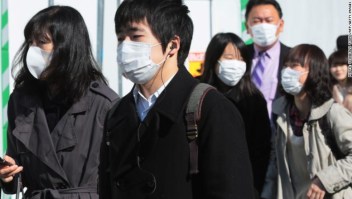 Japoneses con mascarillas por polen en Tokyo