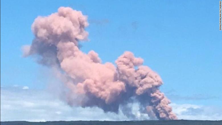 La columna de humo se eleva desde el volcán cerca de Hawai, en la isla grande de Leilani Estates.