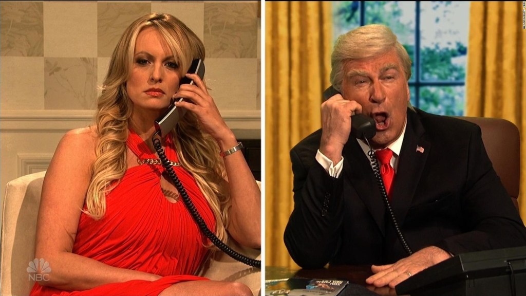 Stormy Daniels se burla de Trump en "Saturday Night Live"