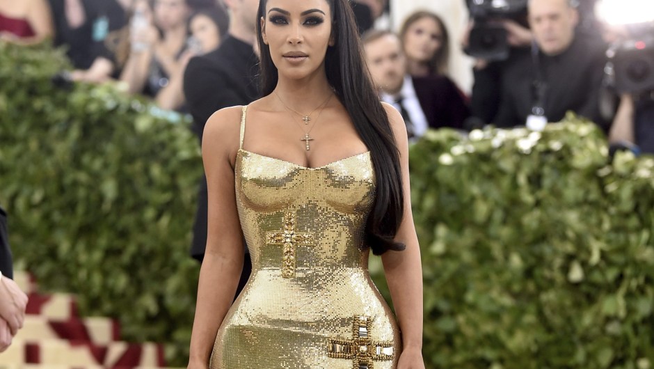 Kim Kardashian muestra un vestido ajustado con cruces bordadas.