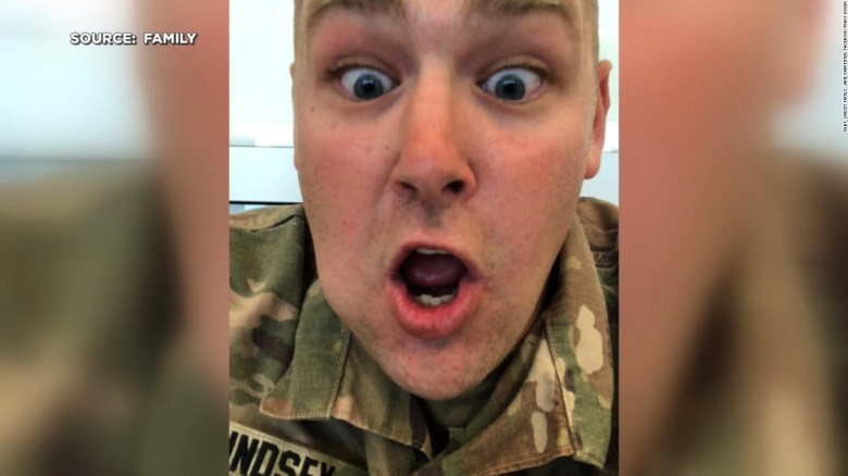 Un soldado ve el nacimiento de su hija por FaceTime