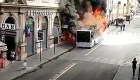 Un autobús se incendia en zona turística en Roma