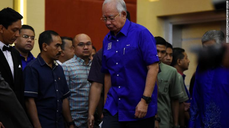 El primer ministro saliente de Malasia, Najib Razak, de la coalición del partido Barisan National llega para dirigirse a los medios luego de la pérdida de las elecciones.