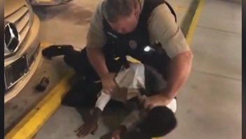 Policía blanco ahoga a un hombre negro en un Waffle House