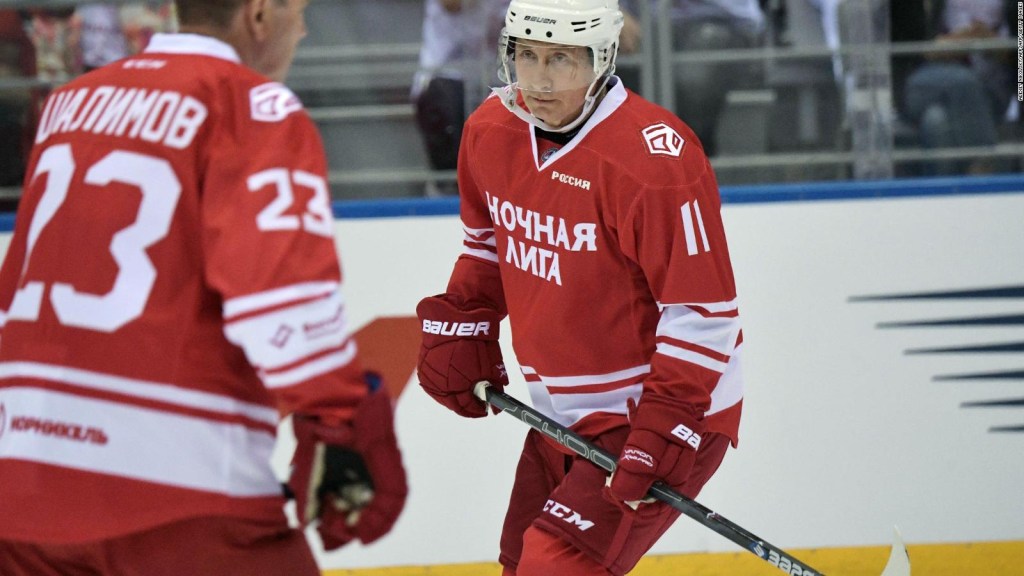 Putin, el presidente deportista, jugando hockey
