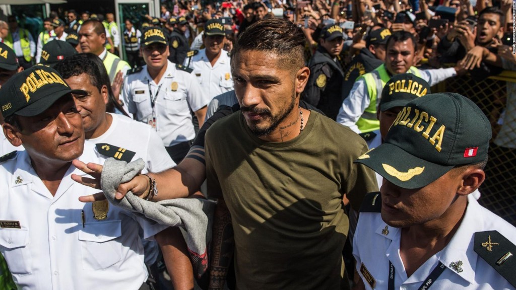 Paolo Guerrero regresa a Perú tras sanción del TAS