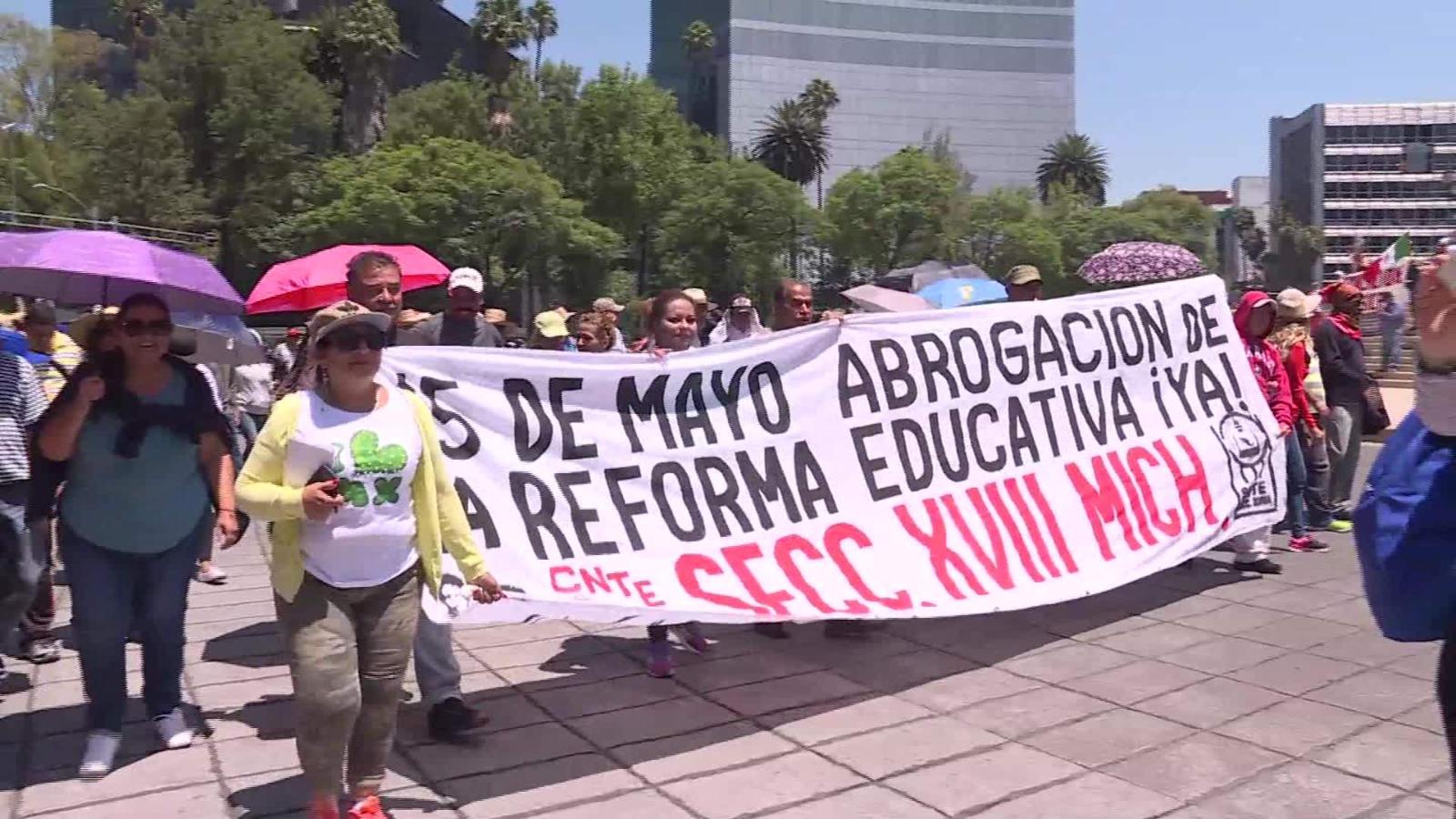 Marchas de protesta en el Día del Maestro en México exigen derogación