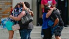 Padres y estudiantes describen el terror del tiroteo en Texas