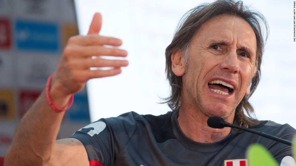 El entrenador argentino del Perú Ricardo Gareca protesta por la sanción de 14 meses en una conferencia de prensa.