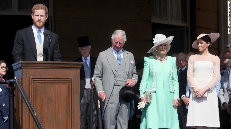 Enrique, en la foto a la izquierda, da un discurso junto al príncipe Carlos, su esposa Camilla y Meghan, en la fiesta del martes. (Crédito: Chris Jackson/Chris Jackson/Getty Images)