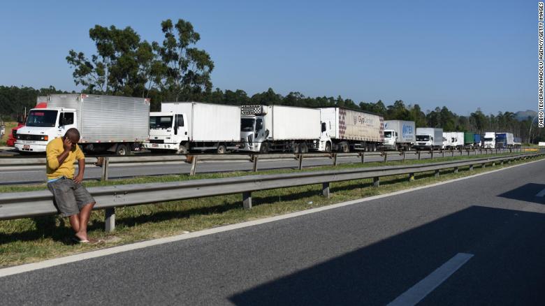 Camioneros bloquean una carretera cerca de Río de Janeiro el viernes.