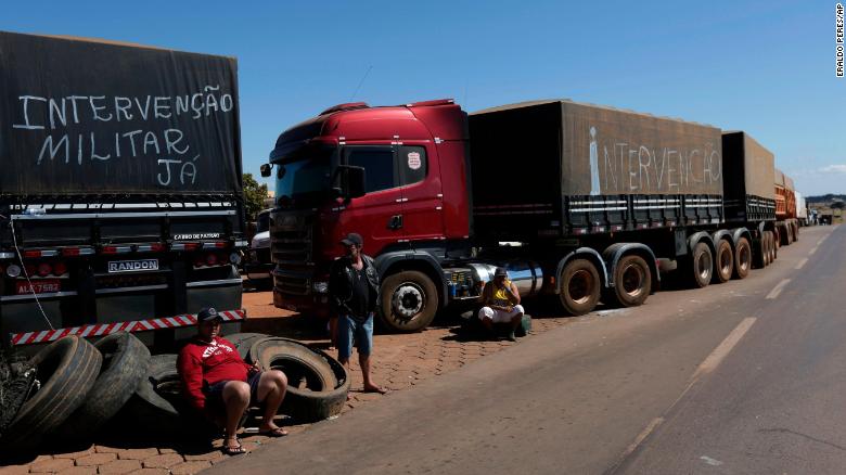 Camioneros durante la huelga en Brasilia.