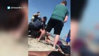 Video muestra el violento arresto de una mujer en la playa