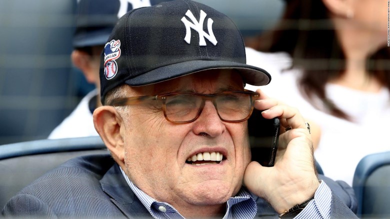 Fanáticos del béisbol abuchean a Giuliani durante un juego