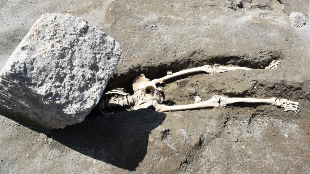 Encuentran restos de una víctima decapitada en Pompeya
