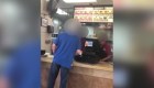Hombre grita a empleada de origen hispano en restaurante en Texas